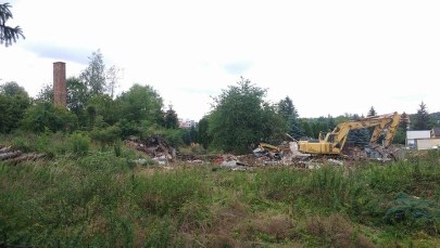 Gruz zmieszany z azbestem ładowali na ciężarówkę koparką. Mieszkańcy oburzeni