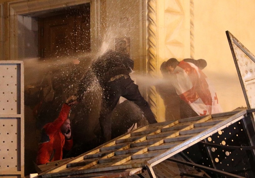 Gruzini protestują drugi dzień. Policja odpowiada gazem i armatkami wodnymi
