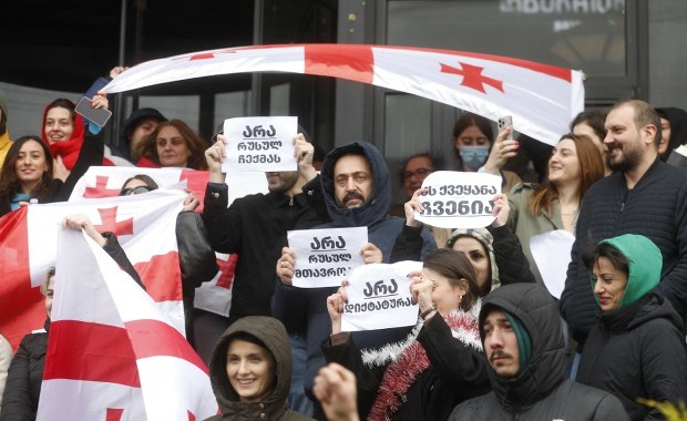 Gruzini protestują, grając w piłkę na ulicach. Kolejne grupy dołączają do demonstracji