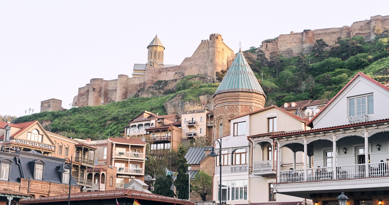 Gruzja jest coraz popularniejsza wśród turystów. Najczęściej przybywają oni do Tbilisi, ale kraj ten jest pełen pięknych zakątków. /Pixel