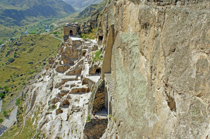Gruzja jest drugim najstarszym na świecie (po Armenii) państwem chrześcijańskim. Kościoły spotkać tu można w zaskakujących miejscach. Wardzia to miasto klasztor usytuowany na zboczu góry Eruszeli na południu kraju /123RF/PICSEL