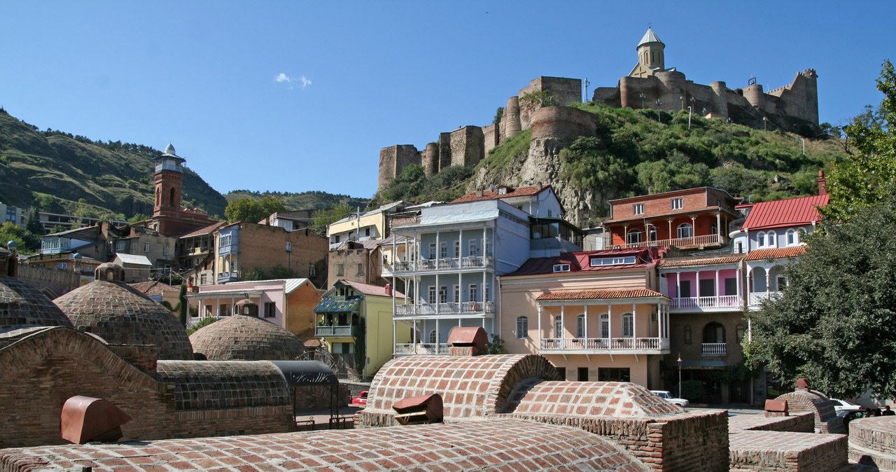 Gruzja. Tbilisi. Cerkiew i forteca Narikala. Ruiny perskiej twierdzy z IV wieku, przebudowanej w XVII wieku goruja nad miastem. Na pierwszym planie Abanotubani, tradycyjne ceglane łaźnie tureckie, czyli "banie" i drewniane domy z zadaszonymi balkonami. /Jerzy Pawleta /Agencja FORUM