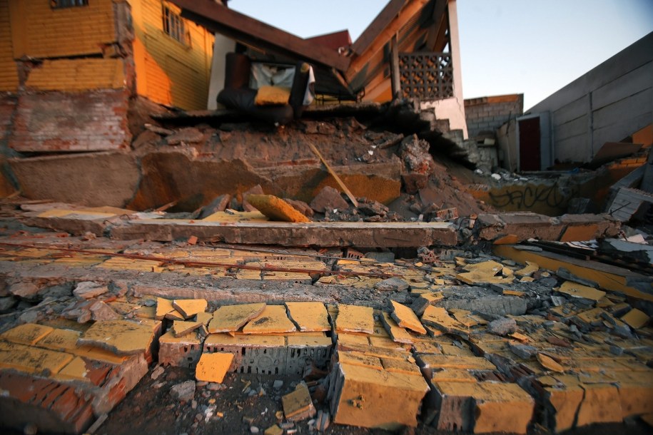 Gruzowisko w Iquique po trzęsieniu ziemi z 1 kwietnia /Felipe Trueba /PAP/EPA