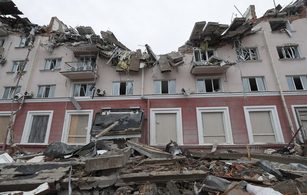 Gruzy hotelu "Ukraina" w zniszczonym przez rosyjskie bombardowania Czernihowie. /SERGEY DOLZHENKO /PAP/EPA