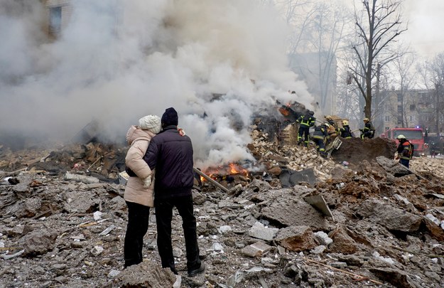 Gruzy po rosyjskim ataku na budynek mieszkalny w Charkowie /SERGEY KOZLOV /PAP/EPA