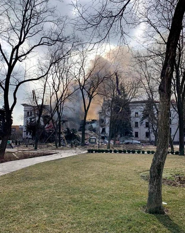 Gruzy teatru w Mariupolu. /Donetsk Regional Civil-Military /PAP/EPA