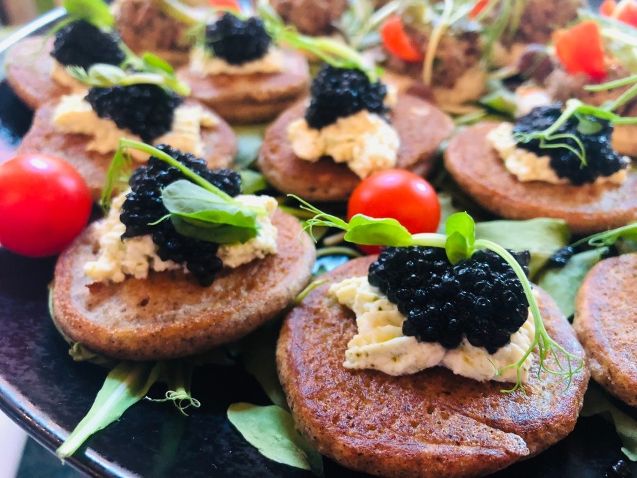 Gryczane bliny z kwaśną śmietaną i kawiorem z jesiotra - inspiracja kuchnią wschodnią, której będzie można spróbować w restauracjach w ramach Jemy w Łodzi Food Fest 2023 /Agnieszka Wyderka /RMF FM