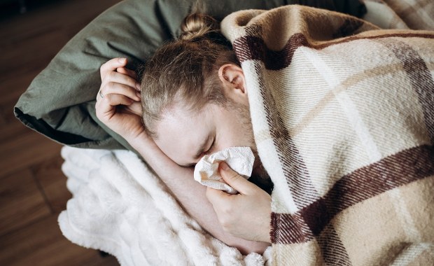 Grypa w Polsce szaleje. Ekspert kreśli scenariusz