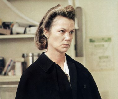Grzechem byłoby nie wspomnieć również o roli pielęgniarki Mildred Ratched, w którą wcieliła się mało znana Louise Fletcher. Życiowa rola amerykańskiej aktorki zapewniła jej rok później Oscara.