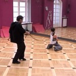 Grzeczna dziewczynka z... batem