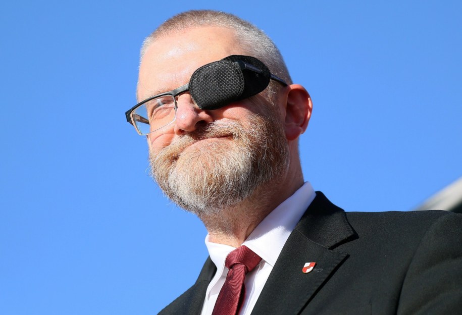 Grzegorz Barun nosi opaskę na oku - u polityka zdiagnozowano odwarstwienie siatkówki. To choroba wzroku, w której przebiegu warstwa siatkówki oddziela się od warstwy tęczówki oka /Adam Burakowski /East News