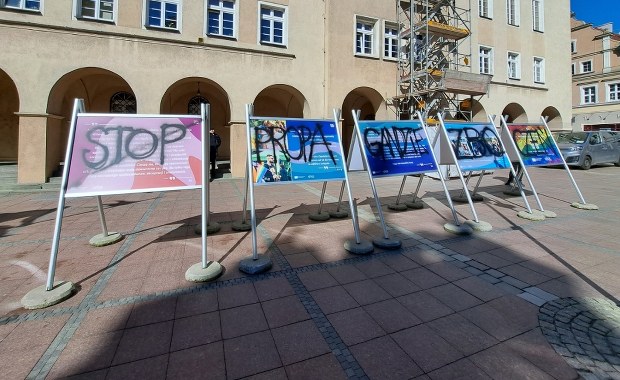 Grzegorz Braun dewastuje wystawę równościową w Opolu. Miasto szacuje straty