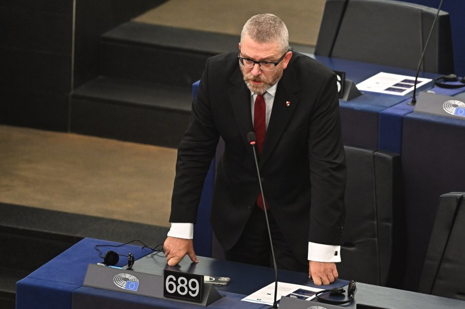 Grzegorz Braun na sali obrad Parlamentu Europejskiego w Strasburgu; zdj. archiwalne /Radek Pietruszka /PAP