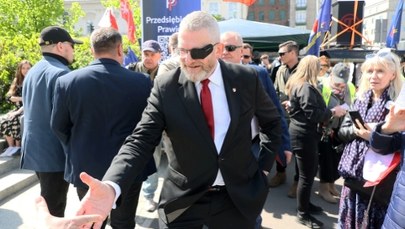Grzegorz Braun nie usłyszał zarzutów za awanturę w Oleśnicy. 