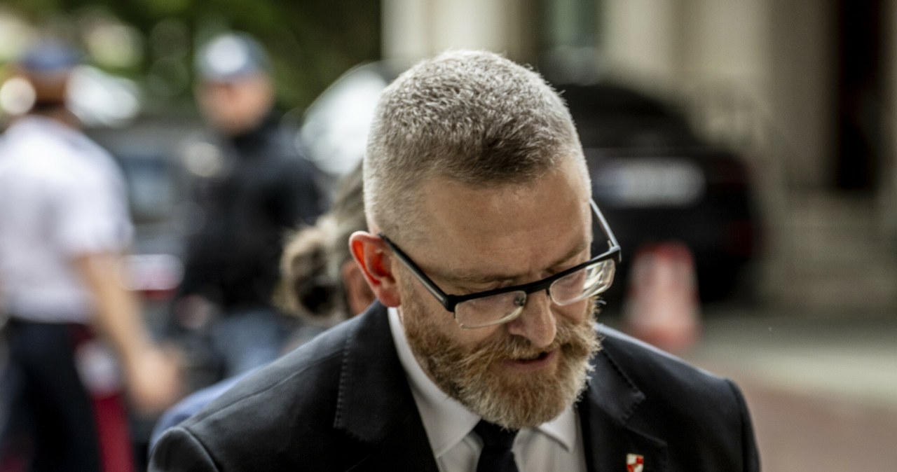 Grzegorz Braun opuszczający Sejm po zniszczeniu wystawy /Stach Antkowiak /Reporter