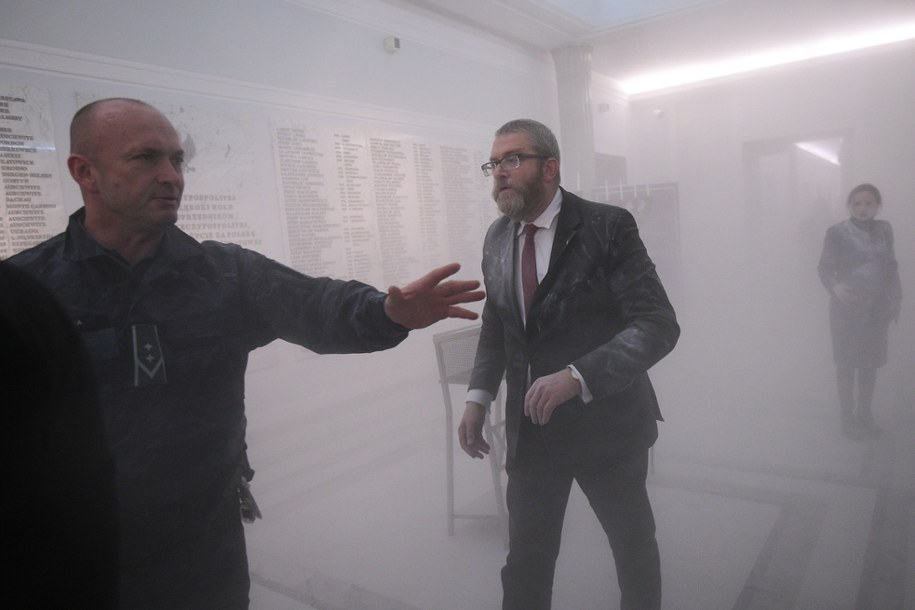 Grzegorz Braun po zgaszeniu gaśnicą chanukiji w Sejmie w Warszawie, 12.12.2023 /Marcin Obara /PAP