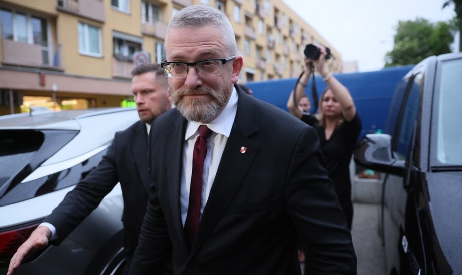 Grzegorz Braun przed rozpoczęciem debaty prezydenckiej Telewizji Republika /	Leszek Szymański   /PAP