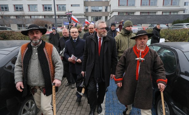 Grzegorz Braun przed sądem. W czasie przerwy odmawiał modlitwy przed salą rozpraw