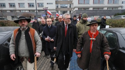 Grzegorz Braun przed sądem. W czasie przerwy odmawiał modlitwy przed salą rozpraw