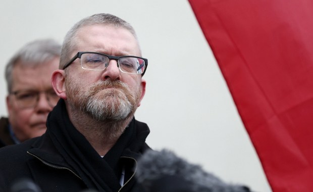 Grzegorz Braun surowo ukarany. Nie zobaczymy go w PE do jesieni