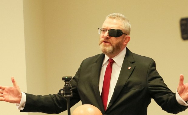 Grzegorz Braun z zakazem. Sąd ucisza skandalizującego polityka