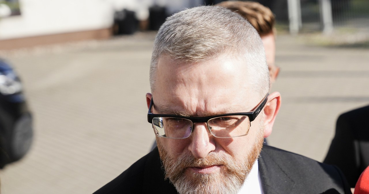 Grzegorz Braun zdjął, podeptał i zabrał unijną flagę sprzed Ministerstwa Przemysłu /Marysia Zawada /Reporter