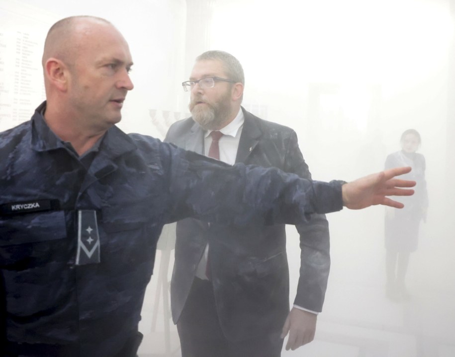 Grzegorz Braun zgasił gaśnicą świece chanukowe, 12.12.2023 /Piotr Molecki/East News /East News