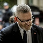 Grzegorz Braun zniszczył wystawę o LGBT w Sejmie. Bosak: "Potępiam"