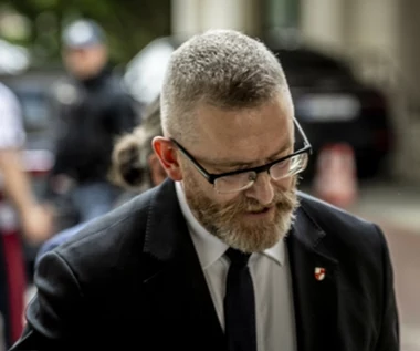 Grzegorz Braun zniszczył wystawę o LGBT w Sejmie. Bosak: "Potępiam"