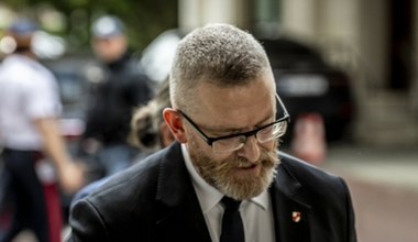 Grzegorz Braun zniszczył wystawę o LGBT w Sejmie. Bosak: "Potępiam"