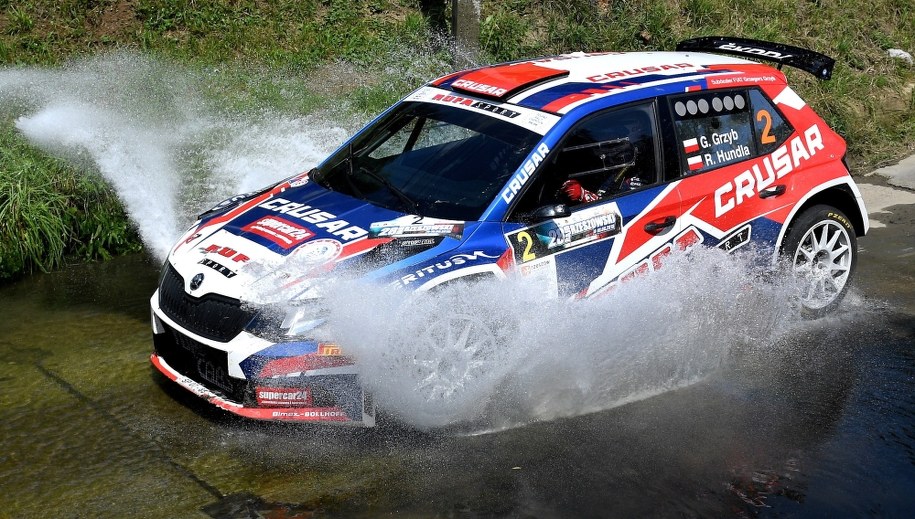 Grzegorz Grzyb i pilot Robert Hundla /Darek Delmanowicz /PAP