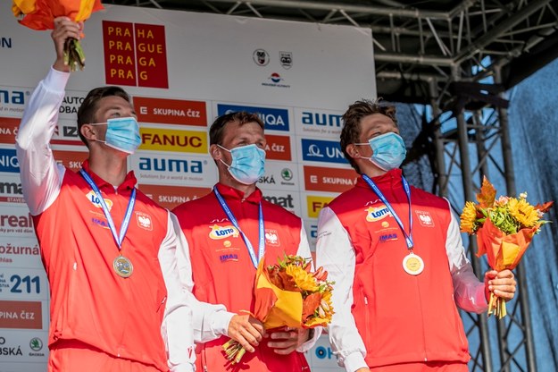 Grzegorz Hedwig, Kacper Sztuba i Szymon Zawadzki z brązowymi medalami mistrzostw Europy w kajakarstwie górskim /Martin Divisek /PAP/EPA