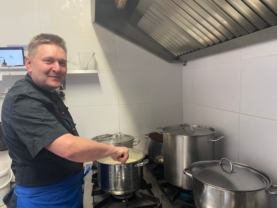 Grzegorz Jędrzejczak, właściciel Baru do syta, w trakcie gotowania obiadu /Magdalena Grajnert /RMF FM