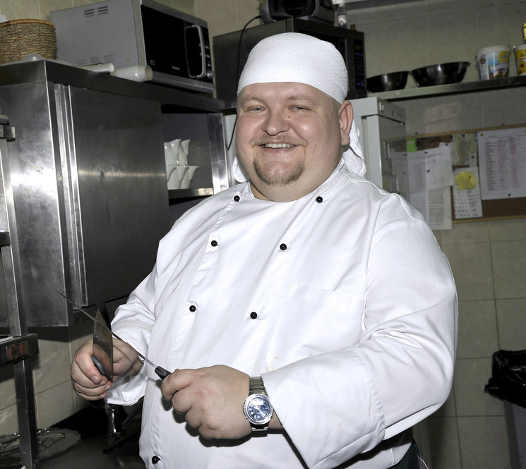 Grzegorz Komendarek znany był z roli kucharza Grzesia w serialu "Złotopolscy". Był również członkiem Ogólnopolskiego Stowarzyszenia Szefów Kuchni i Cukierni /AKPA