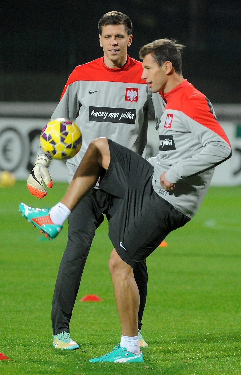 Grzegorz Krychowiak (po prawej) i Wojciech Szczęsny podczas treningu reprezentacji przed meczem eliminacji Euro 2016 z Gruzją /Bartłomiej Zborowski /PAP