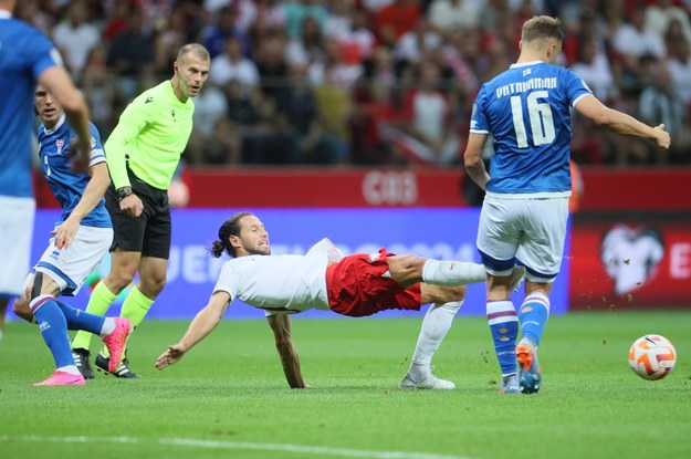 Grzegorz Krychowiak w akcji w meczu z Wyspami Owczymi / 	Leszek Szymański    /PAP