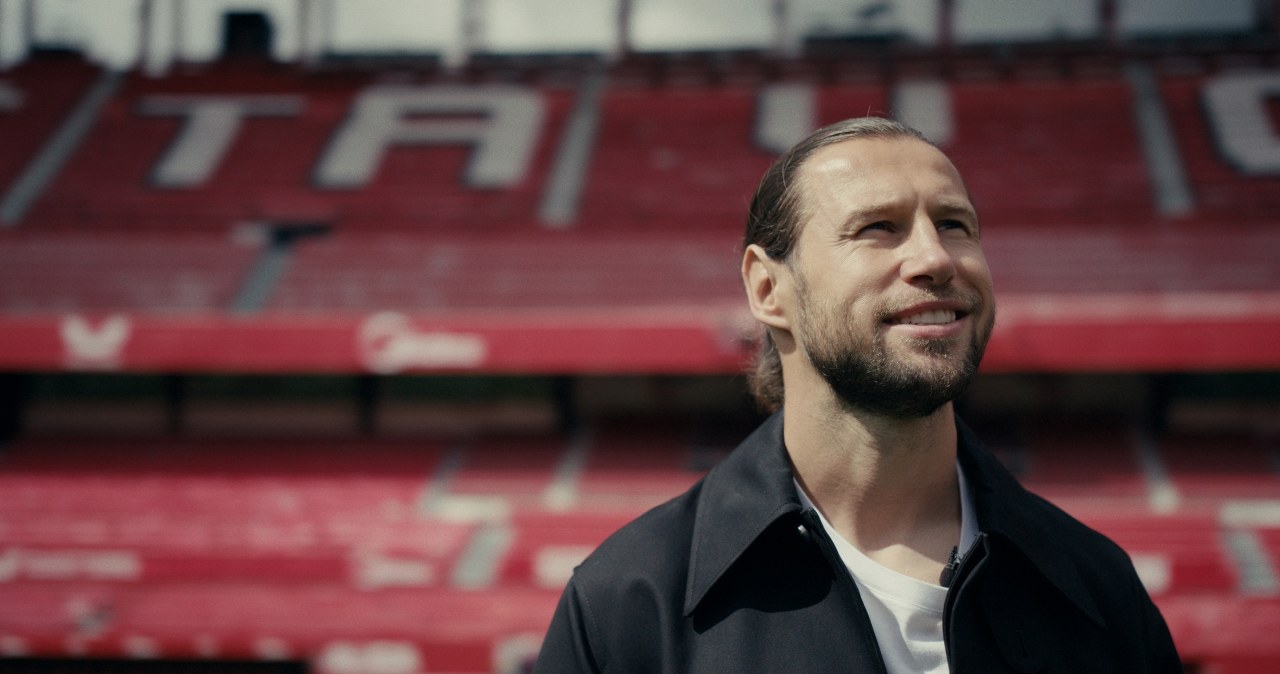 Grzegorz Krychowiak w serialu "Krok od szczytu" /SkyShowtime /materiały prasowe