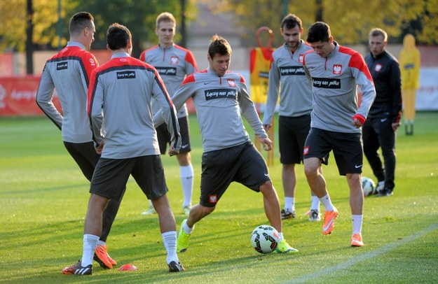 Grzegorz Krychowiak (w środku) i Robert Lewandowski (po prawej) podczas treningu reprezentacji Polski w Warszawie /Bartłomiej Zborowski /PAP