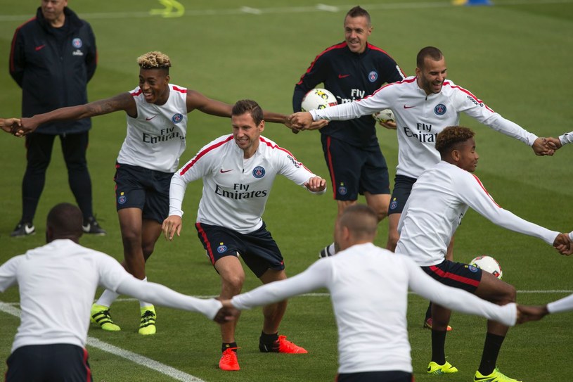 Grzegorz Krychowiak (w środku) na treningu Paris Saint-Germain /AFP