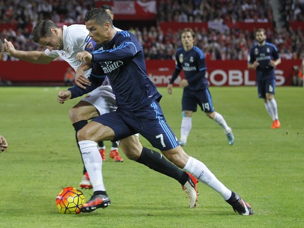 Grzegorz Krychowiak walczy o piłkę z Cristiano Ronaldo /PACO PUENTES /PAP/EPA