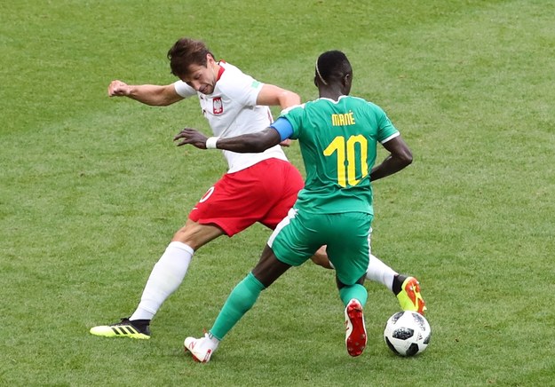 Grzegorz Krychowiak walczy o piłkę z Sadio Mane /Abedin Taherkenareh   /PAP/EPA