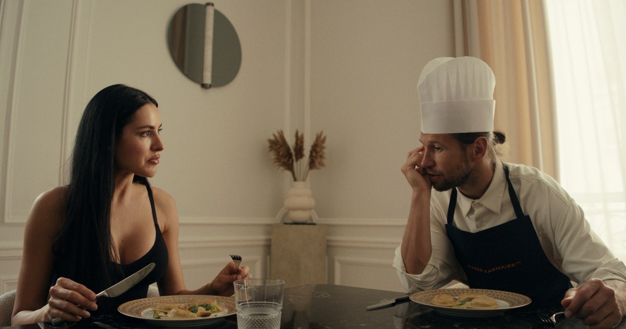 Grzegorz Krychowiak z żoną Celią Jaunat w filmie "Krychowiak: krok od szczytu" /SkyShowtime /materiały prasowe