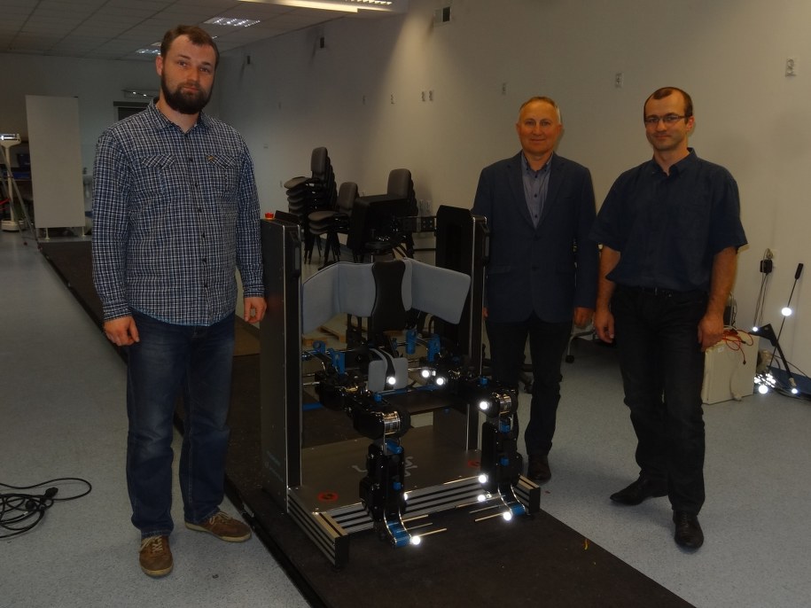 Grzegorz Piątek (po lewej), prof. Wiesław Chwała i Bartłomiej Wielogórski podczas testów urządzenia PRODROBOT /Grzegorz Jasiński /RMF FM