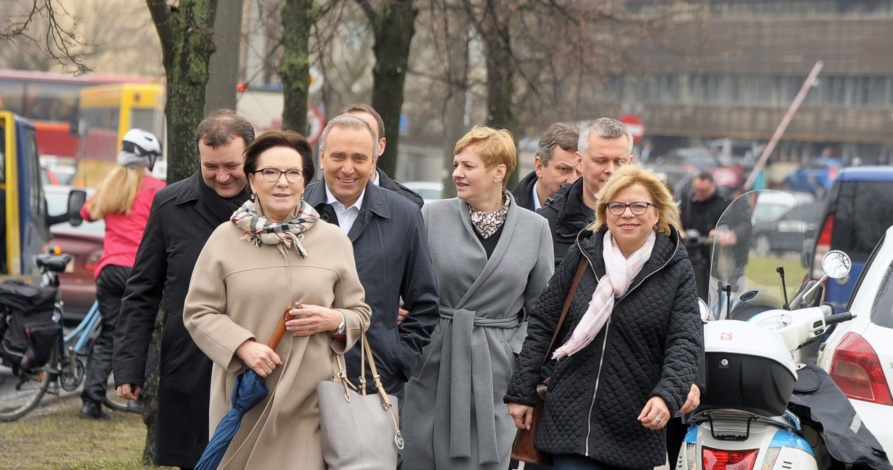 Grzegorz Schetyna poszedł sadzić drzewa z żoną i politykami PO /Jan Bielecki /East News