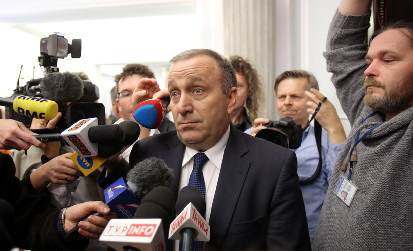 Grzegorz Schetyna w drodze na posiedzenie klubu PO, na którym dokonano wyboru /Leszek Szymański /PAP