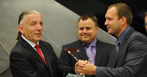 Grzegorz Wicher (L), prezes Tax-Net, Dariusz Gutowski (C), wiceprezes i  Emil Stępień (P) z GPW /PAP