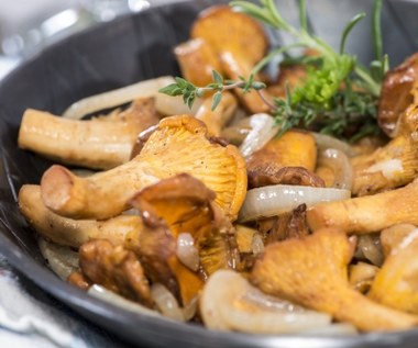 Grzybiarze smażą kurki w ten sposób. Zawsze są jędrne i chrupkie