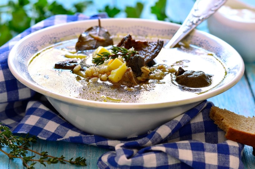 Grzybowa z kaszą pęczak /123RF/PICSEL