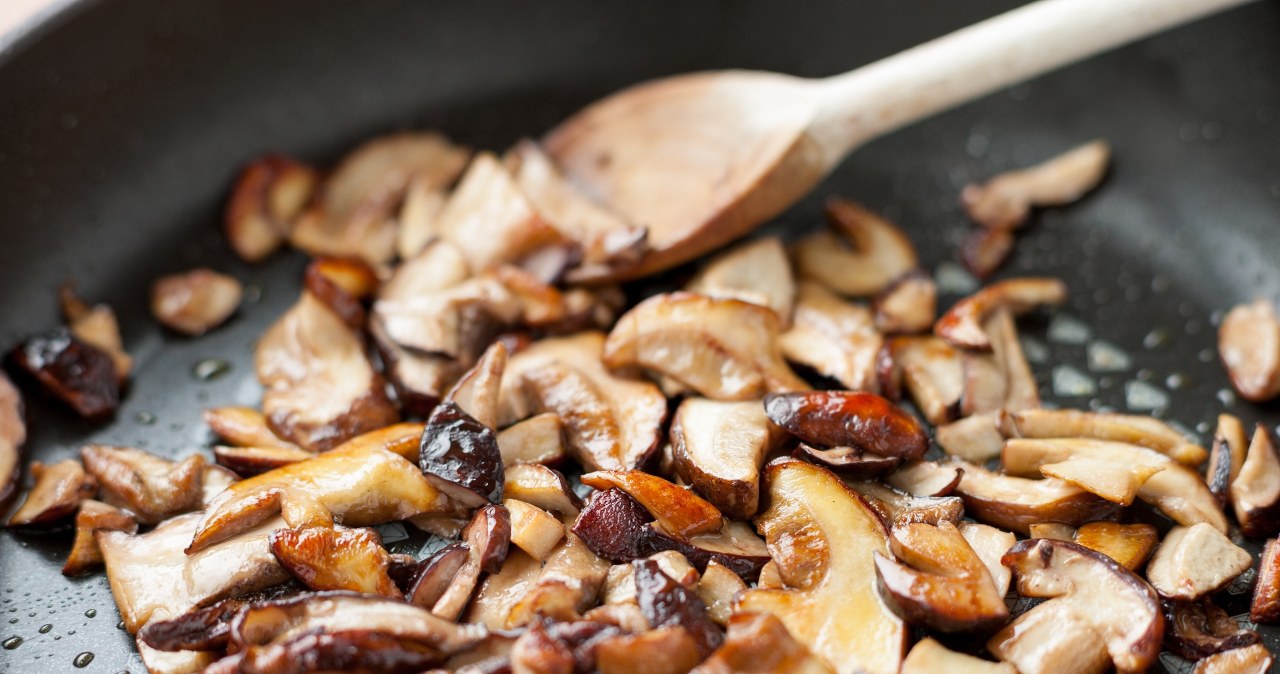 Grzyby smażone z sosem sojowym są bardzo popularne w Azji. Europejczycy robią je rzadziej, a to błąd, bo smakują fantastycznie i nie puszczają wody /123RF/PICSEL