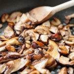 Grzyby smażone z tym dodatkiem nie puszczają wody. Smakują o niebo lepiej